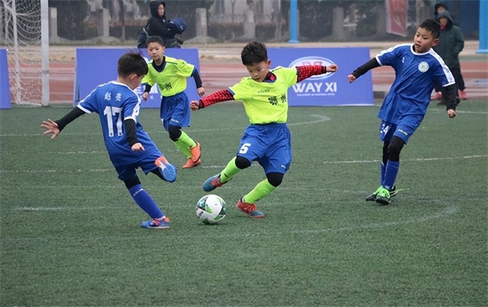 踢足球发生碰撞受伤如何划分责任,人与人无意碰撞后一方受伤谁负责