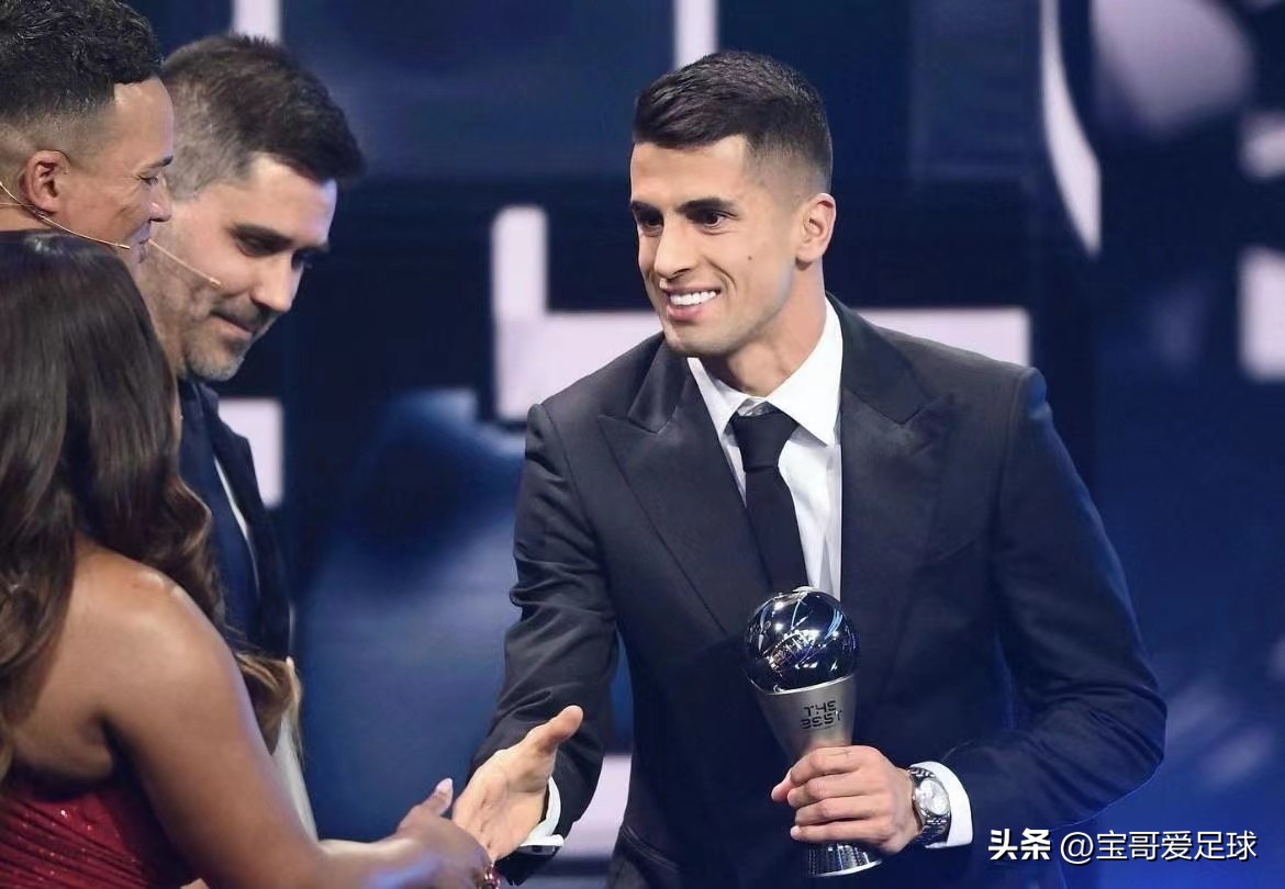 国际足联2022最佳阵容引争议，网友：这阵容前面进4个，后面漏8个