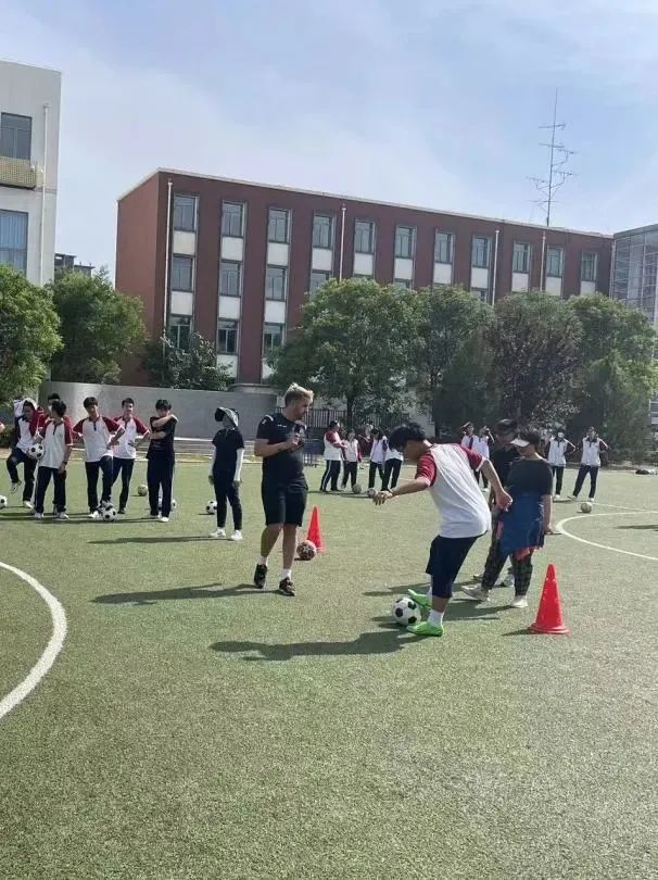 体验足球快乐成长,感受足球魅力弘扬体育精神