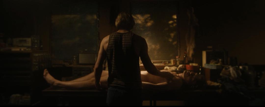 31年作品从未断过,这影史第一丑闻终于公开,满屏血色根本不敢看