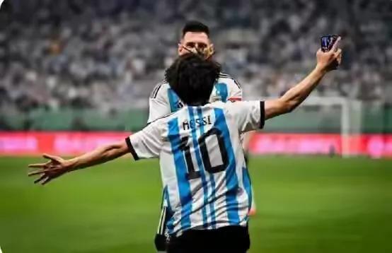 中国小伙合影梅西,中国少年拥抱梅西