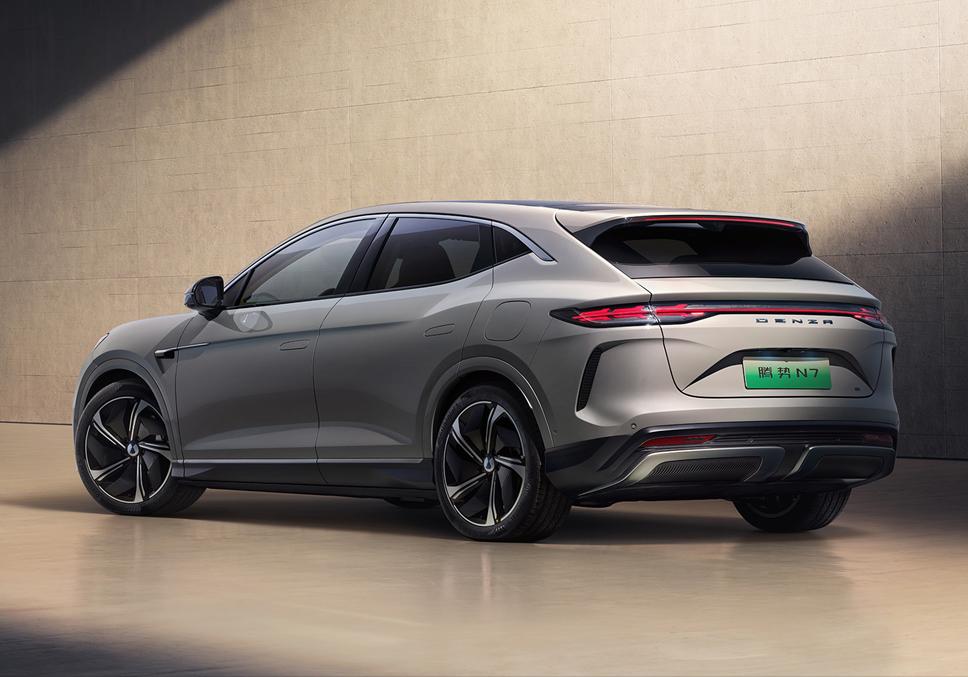 腾势N7与保时捷Macan阿斯顿·马丁DBX对比？何不对比一下极氪001