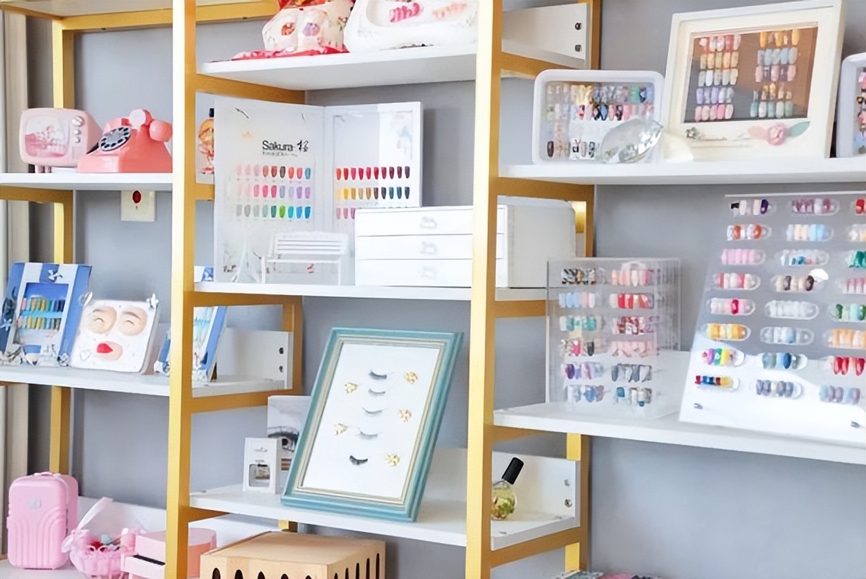 女大学生宿舍美甲月入两万,六名女生在宿舍做美甲月入过万