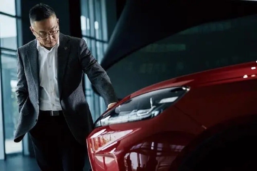 一年巨亏82亿，普通工人拿1700元底薪，董事长年薪12亿？