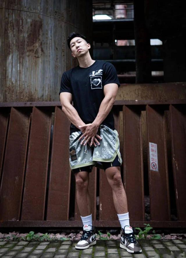 *拍偷**男被196cm肌肉男放倒制服，网友感叹：这体格一般人不敢惹