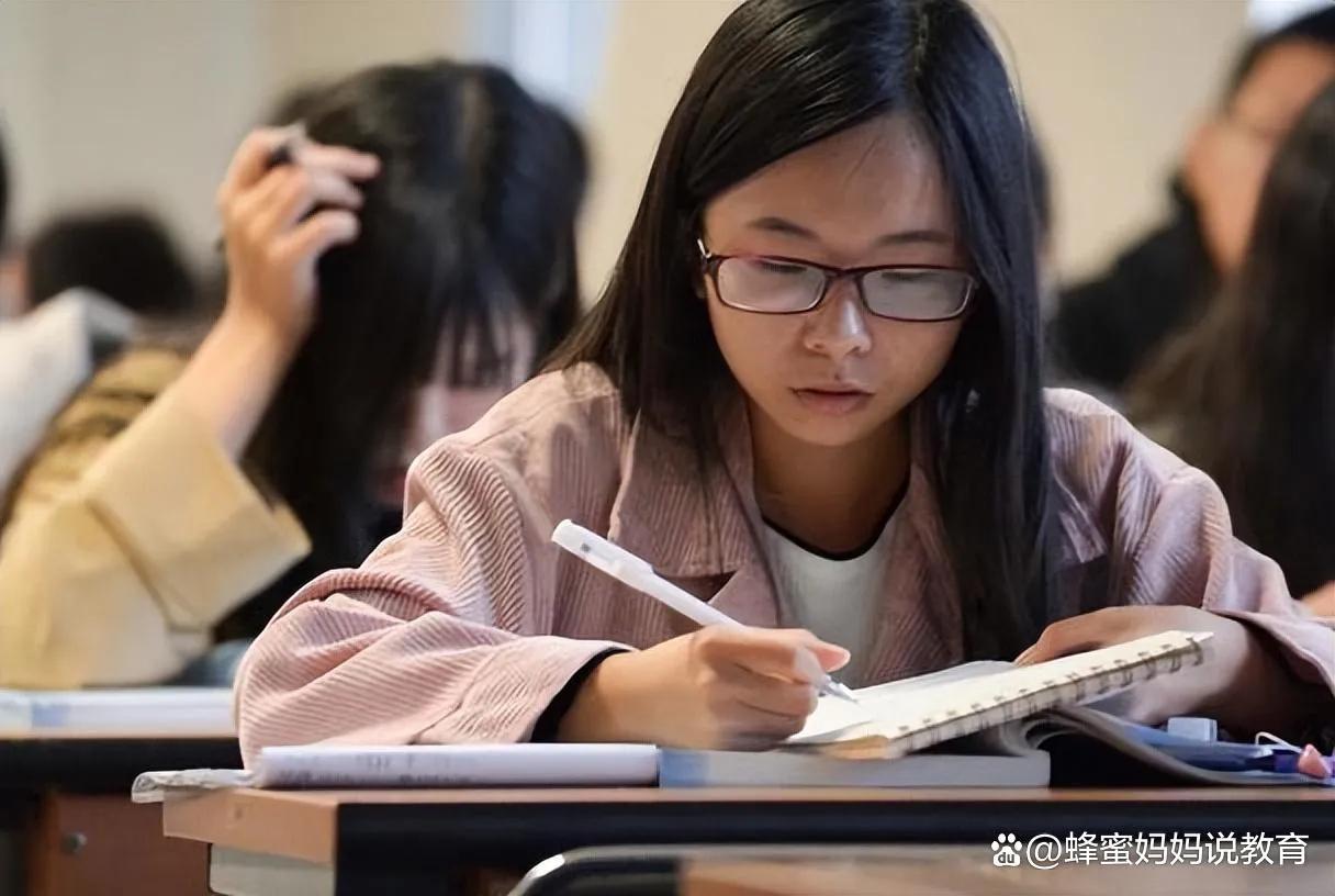 民办二本和民办专科哪个学费更贵,民办二本与专科区别