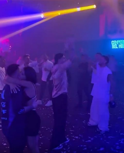 阿根廷全队亲吻大力神杯,阿根廷全队拥抱梅西图片