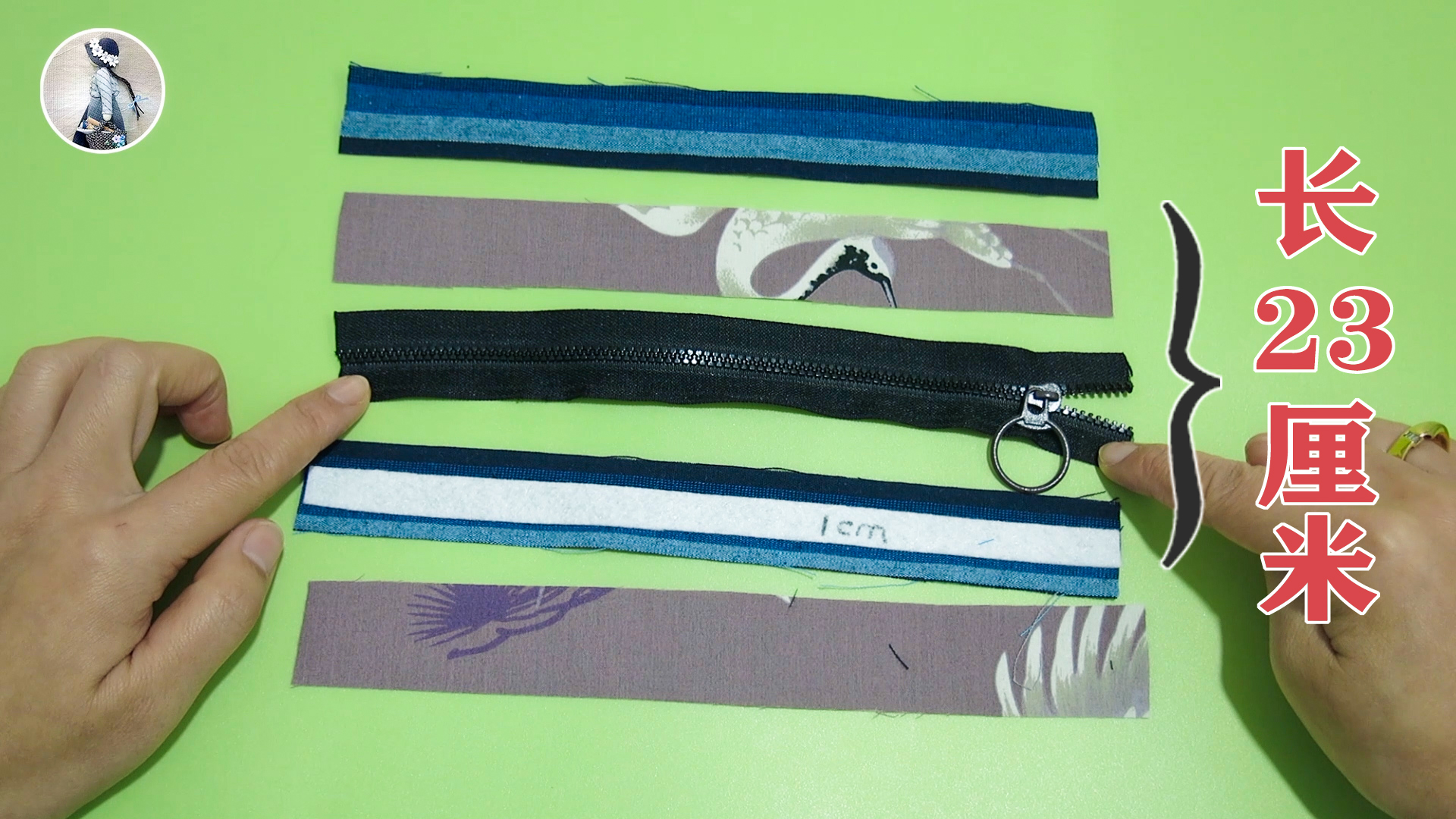 做一个手机包，加了两个D字扣和两根布条，马上变成胸包或者腰包