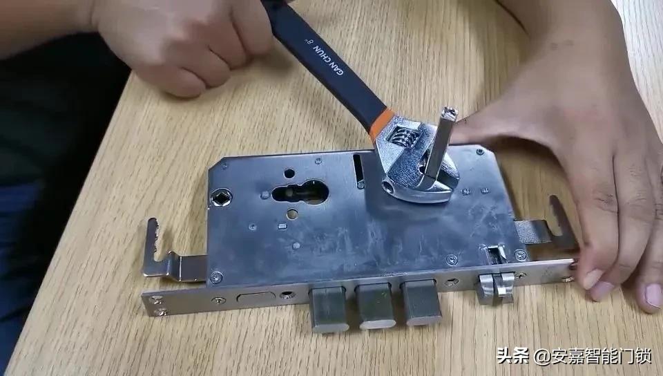 智能锁内置离合锁体内部结构,智能锁锁体是什么样