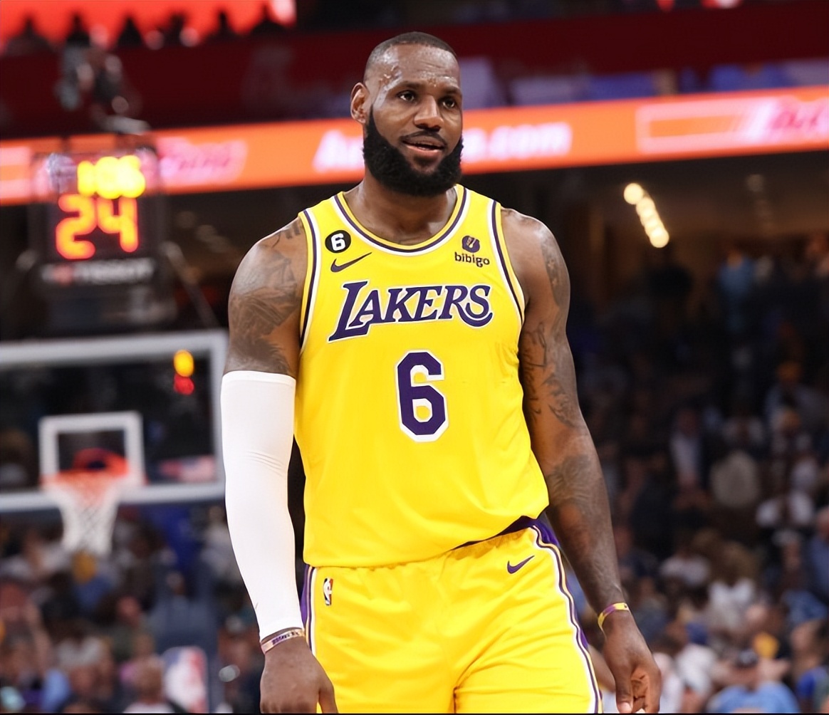 老詹40分10篮板9助攻2抢断,17年总决赛老詹自抛自扣隔扣麦基