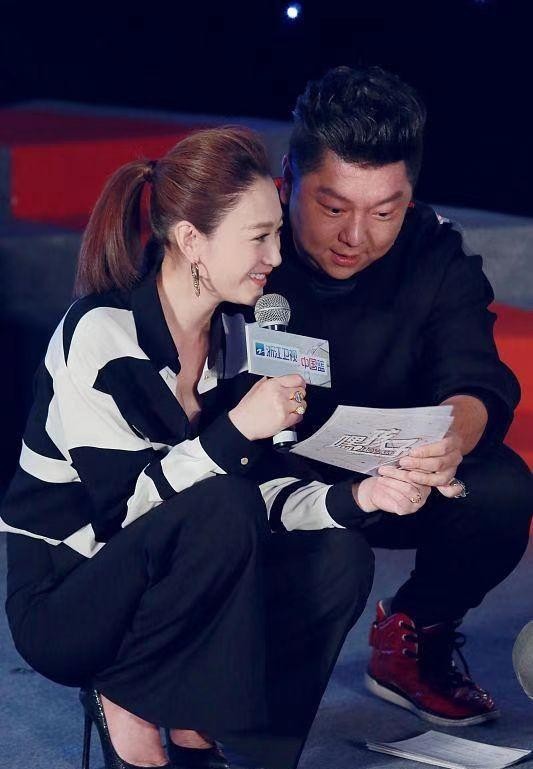 李小冉和蒋雯丽对话,42岁李小冉惊艳亮相