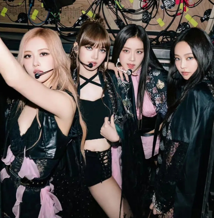 韩国女星露脐上衣 (韩国女明星露肩上衣)