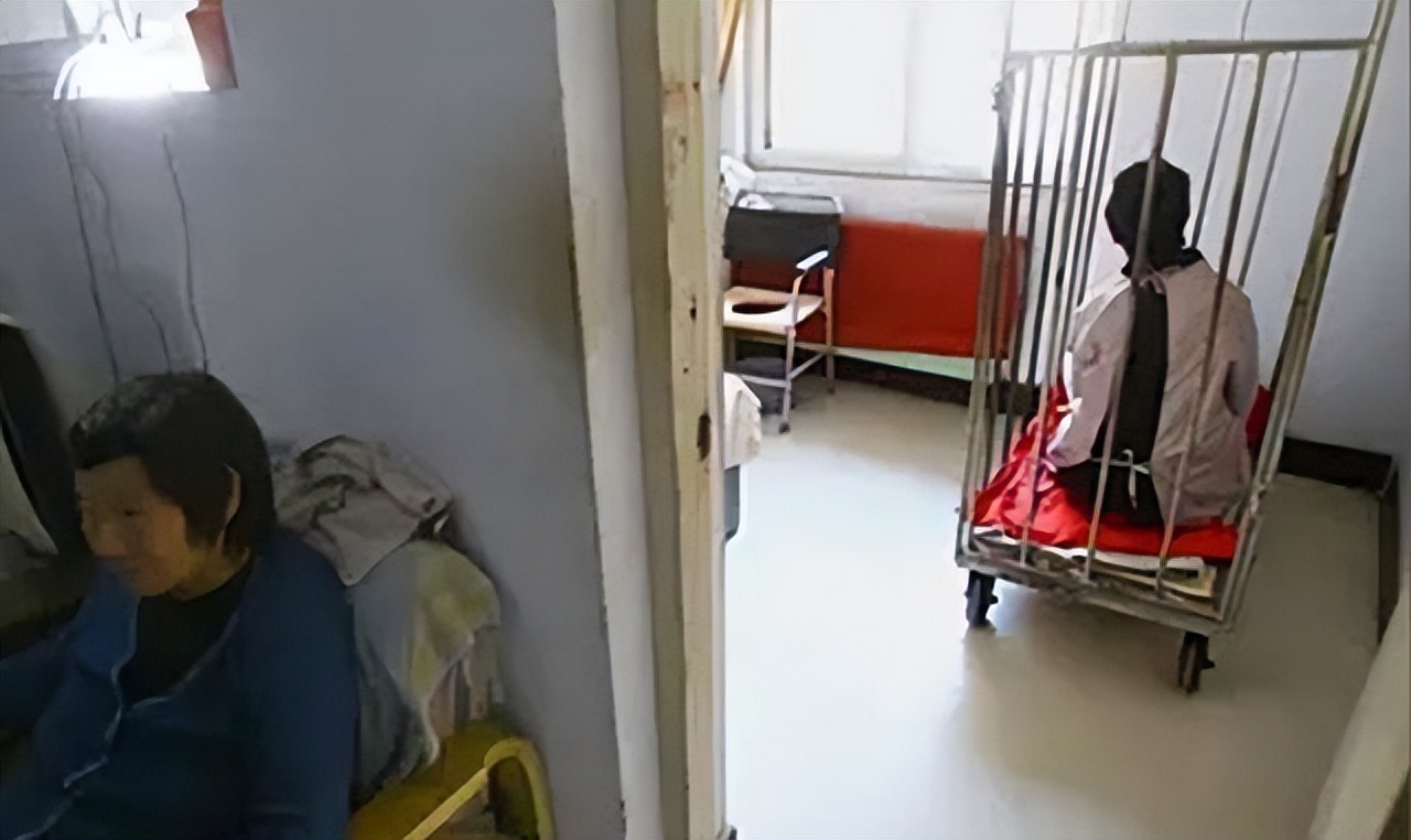 母亲把儿子关在小屋里23个月,母亲将儿子关笼子15年