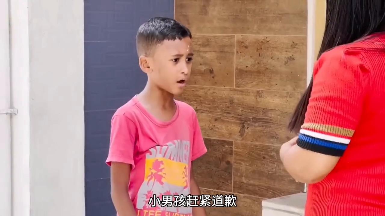 小男孩接过男人手中的蛋糕故意撞向红衣女人#治愈
