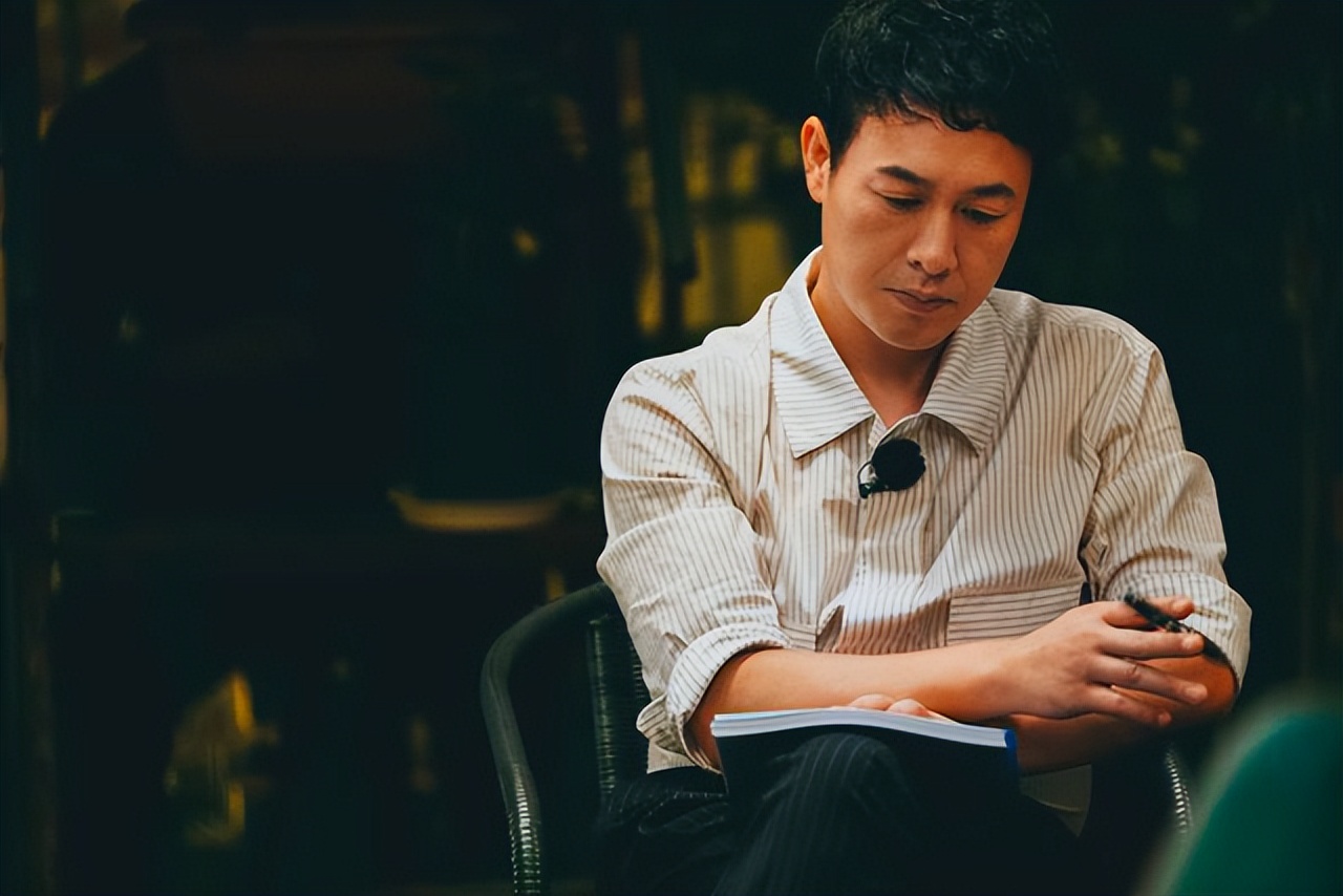 张颂文坚持20年是如何厚积薄发的,人间清醒张颂文不骄不躁坚守本心