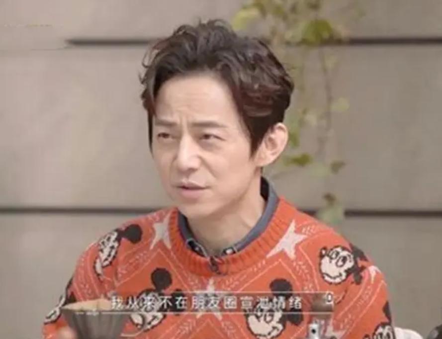 发际线秃的男星,盘点十大秃头男星佩戴假发