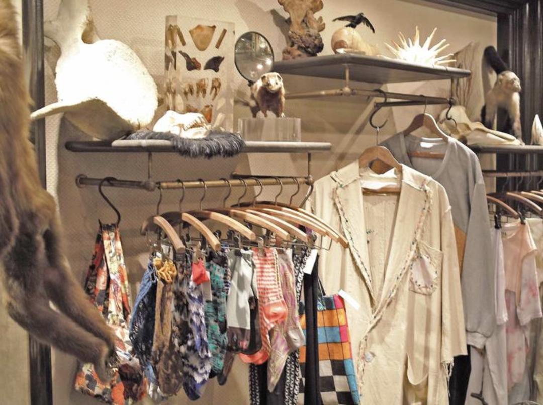 明星都抢着穿！让法国时尚达人痴迷的“破烂衣服”到底有什么魔力