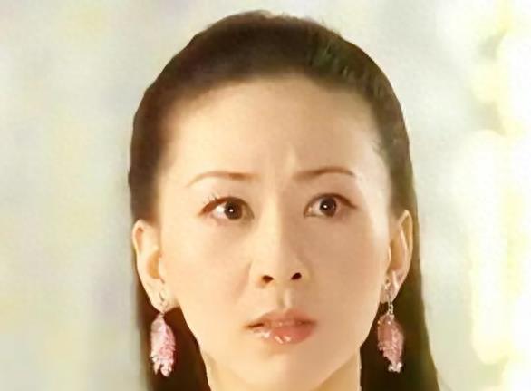 事实证明，为了钱选择当“裸模”的汤加丽，已经走上了另一条路