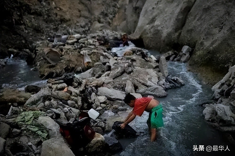 贫困、垃圾成山，这个小国是怎么从上帝之城沦为垃圾之国的？