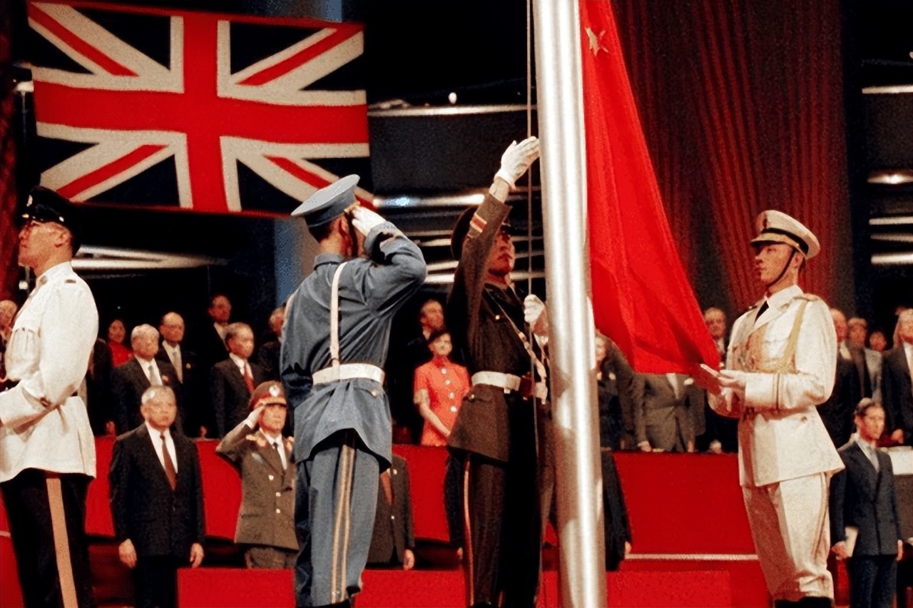 1997年香港回归前，英国又在背后搞鬼，江*民泽**：你越压，我越硬