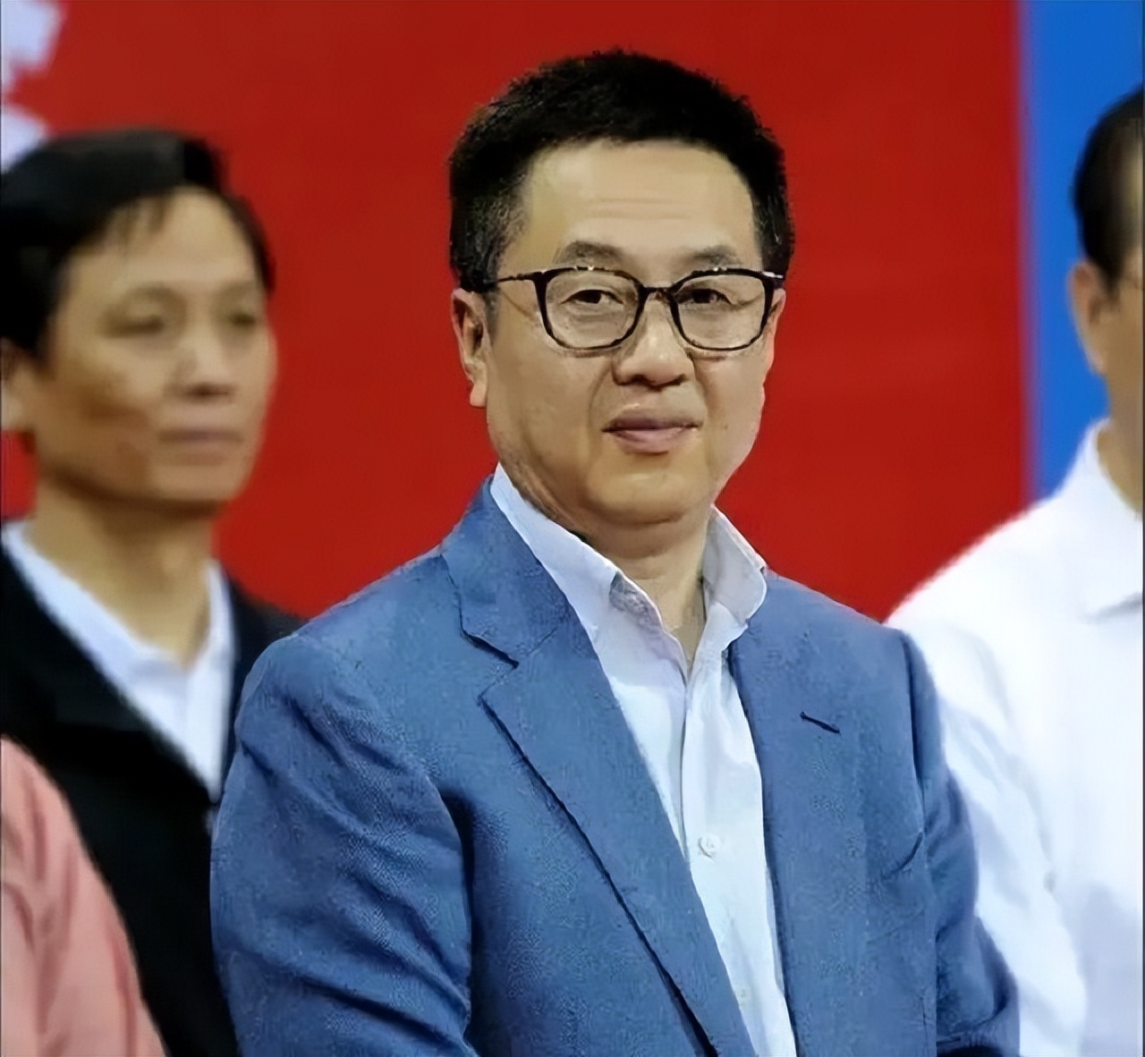 女乒教练施之皓，开除世界冠军郭跃引争议，娶小22岁弟子重回上海