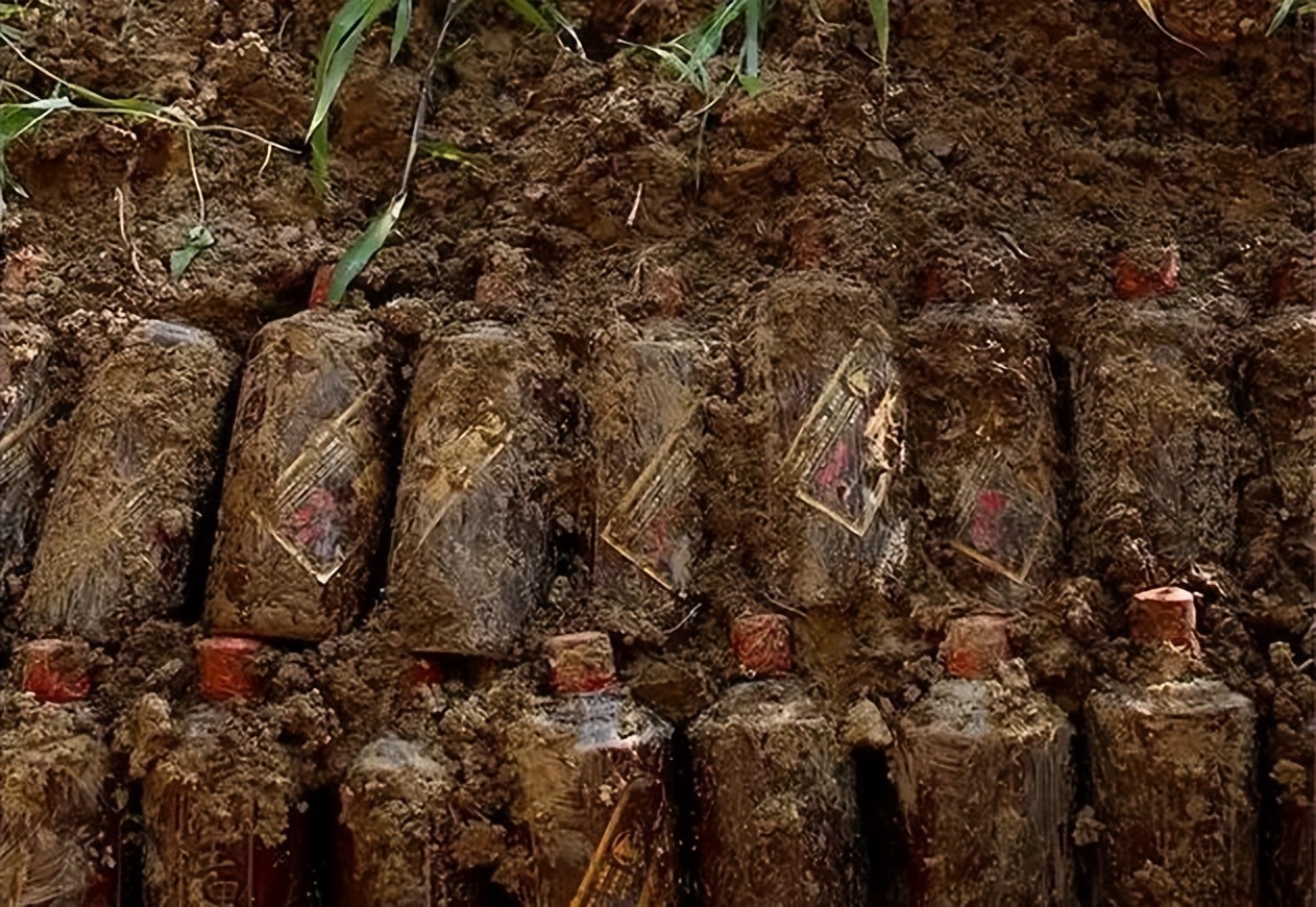 重庆一大叔，19年前囤8箱黄酱茅台，今天打开“面目全非”，为何