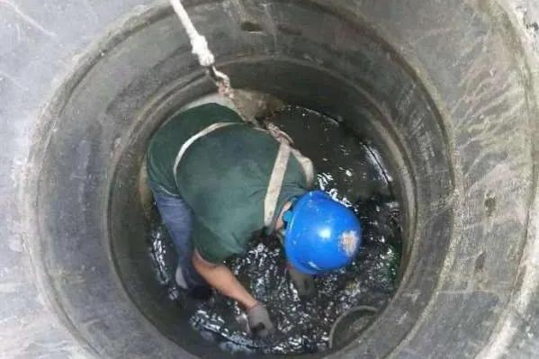 一位捅30年厕所的农民工：挣够500万，我就回老家农村种1亩田