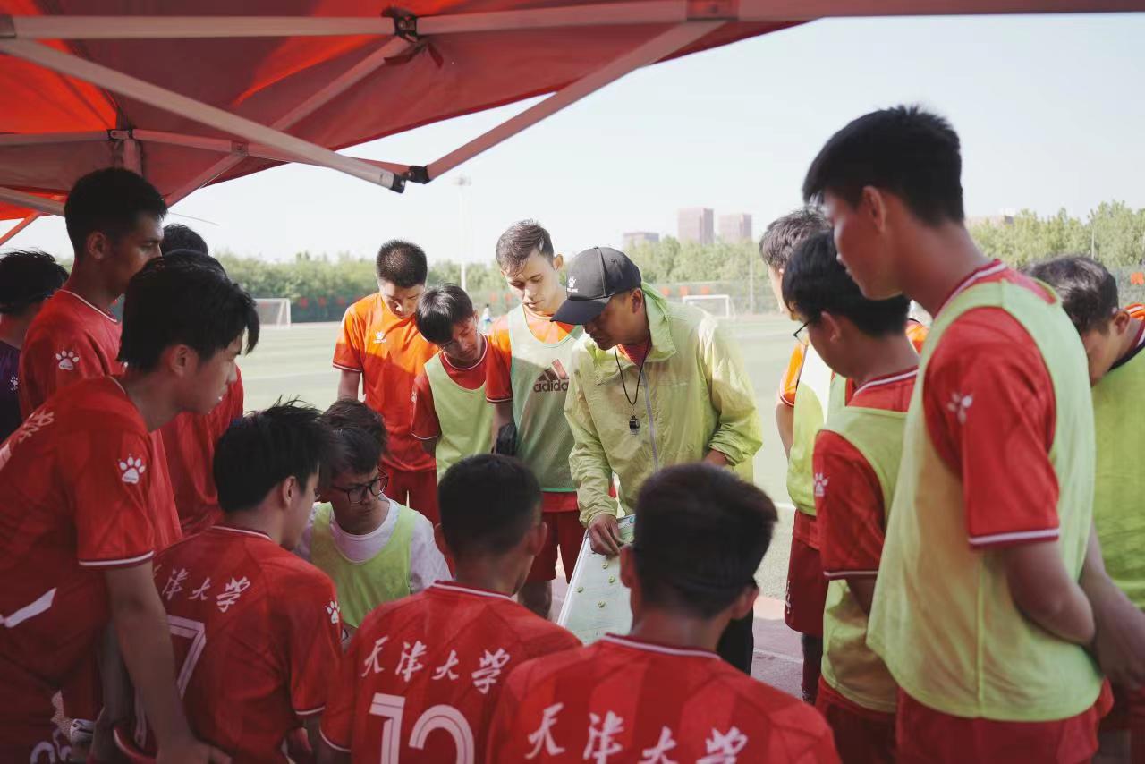 富二代崔凯瑞，娶崇拜毛主席的乌克兰美女，今带丈人一家定居中国