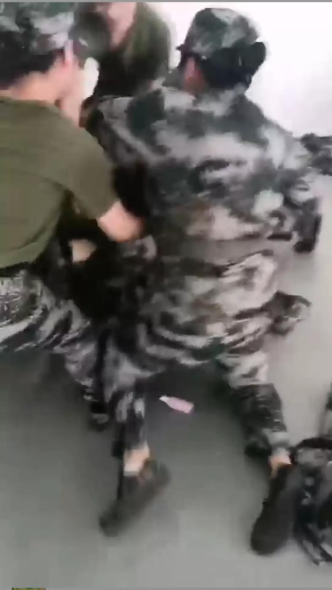 一个男生,把女生的朋友圈转发了,遭到报复,被喷漆加热水烫伤。