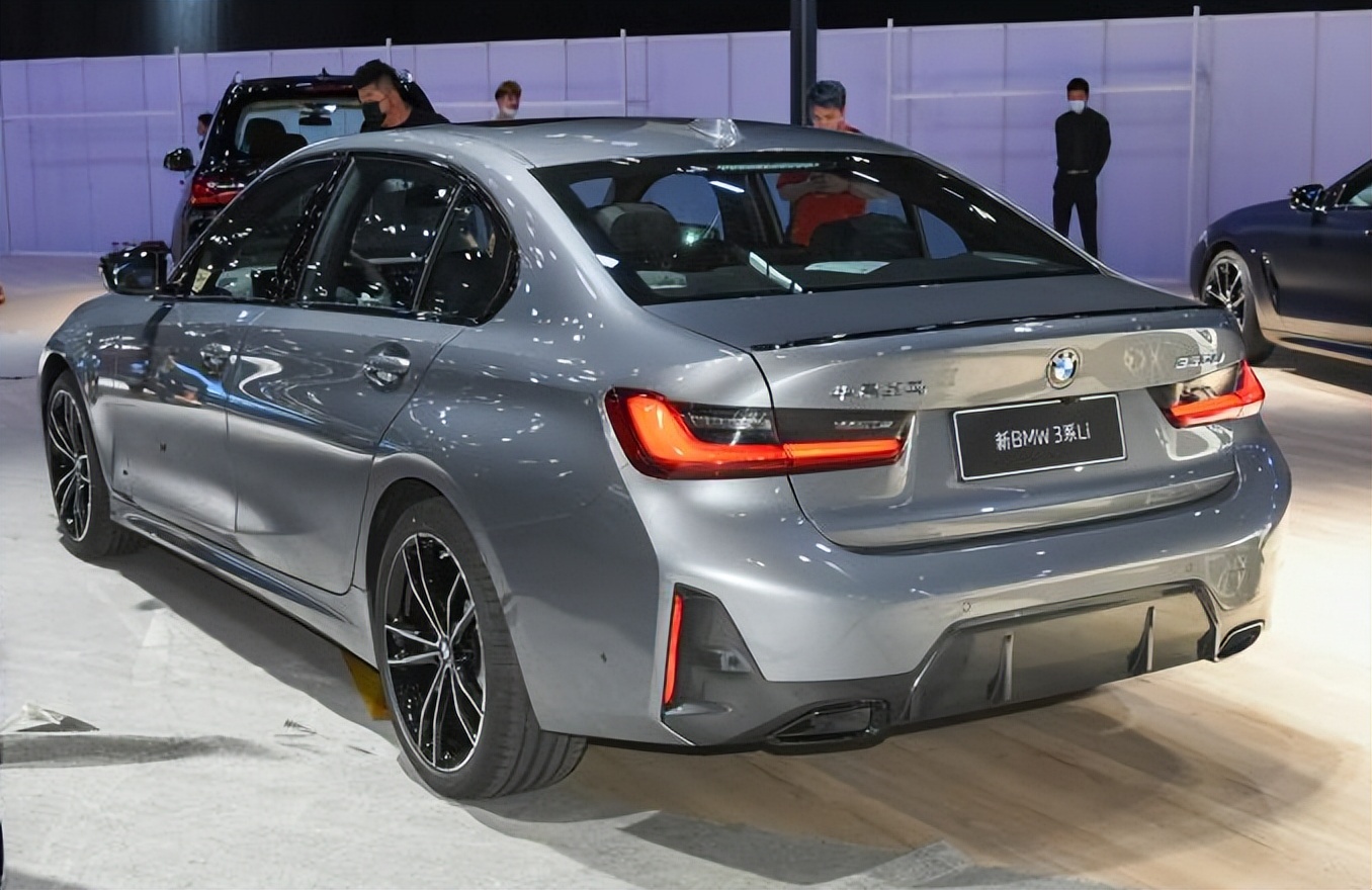 24款宝马新3系耀夜,宝马3系4s店更新