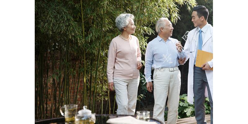 离婚十年，60岁的她拎一包东西上门：东西收下，我照顾你有仨条件