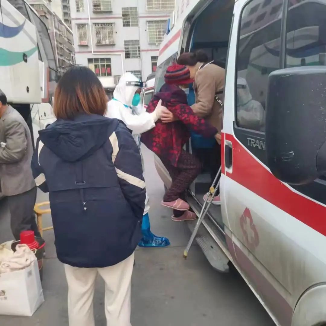 防疫第一线亮丽风景线,医护人员防疫最美背影