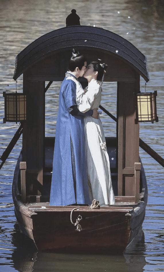 陈妍希陈晓合体现身高调撒狗粮,陈妍希晒全家福为陈晓庆生