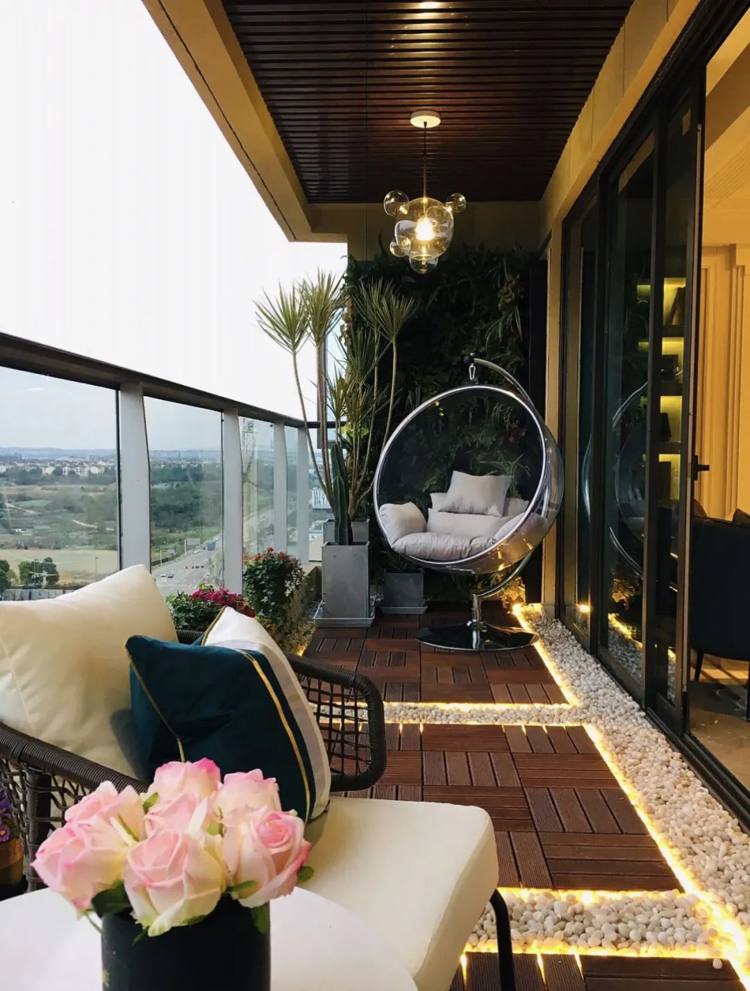 阳台砖与防腐木结合,阳台花园铺砖还是防腐木好