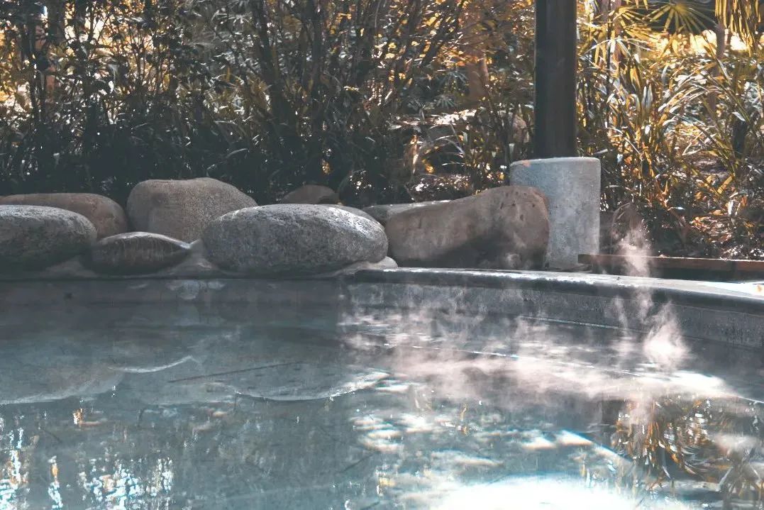 立冬气温仅13℃!快来领取都江堰专属的『入冬四件套』,品围炉暖食、享竹林温泉......成都1.5h直达~