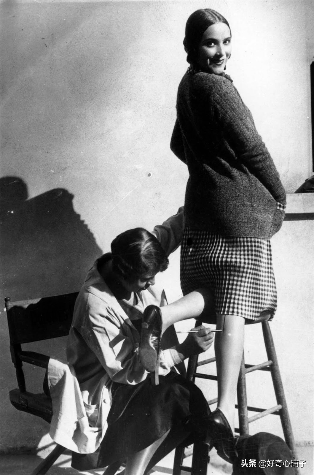 尼龙短缺时代:美国女性在腿上画出来尼龙*袜丝**