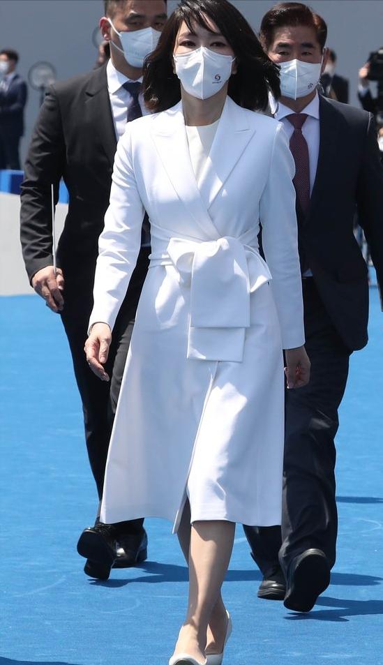 韩国总统夫人金建熙穿搭,韩国现任总统夫人美照