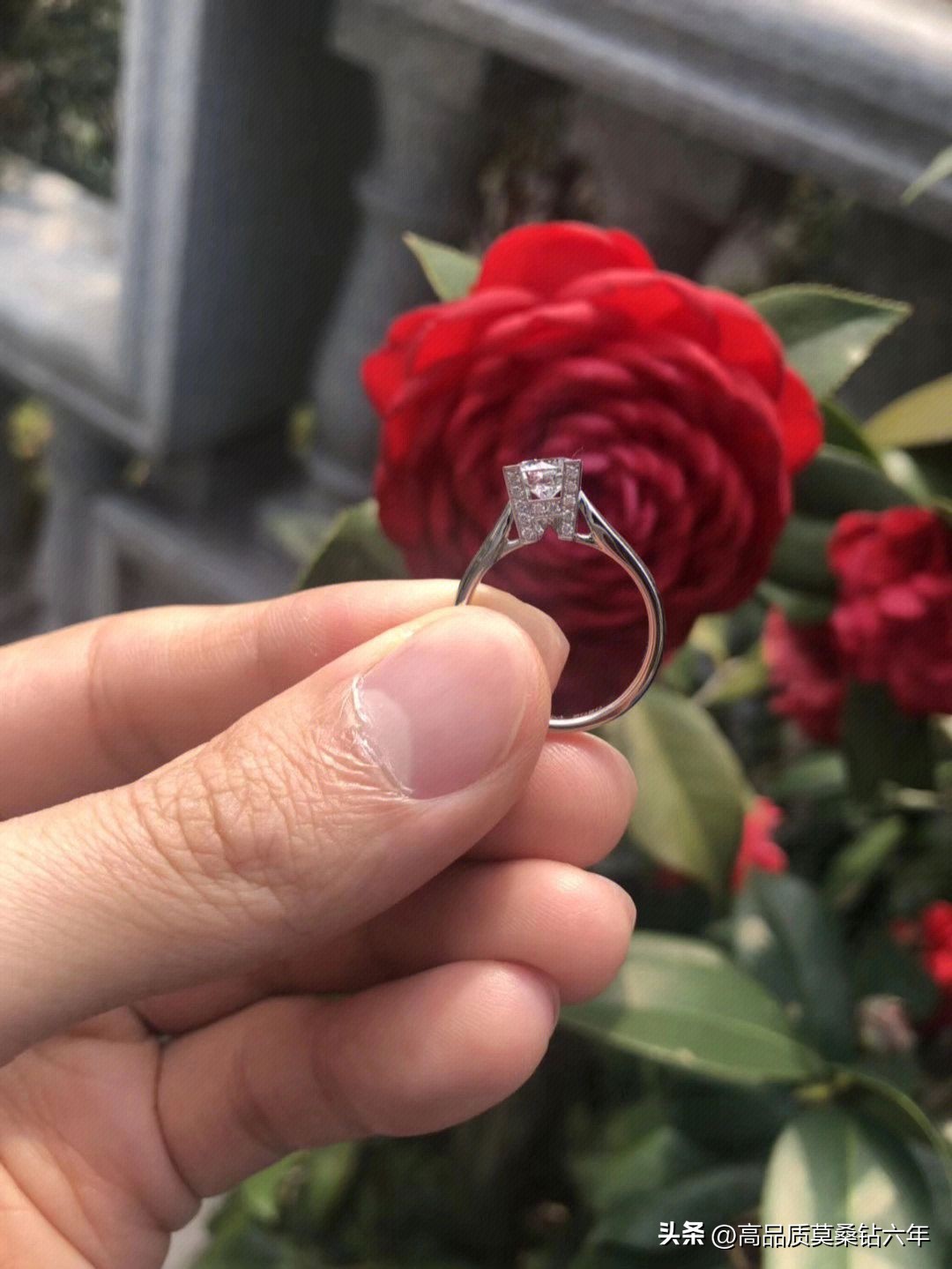 金锆石金莫桑钻的区别,锆石钻跟莫桑钻有什么区别