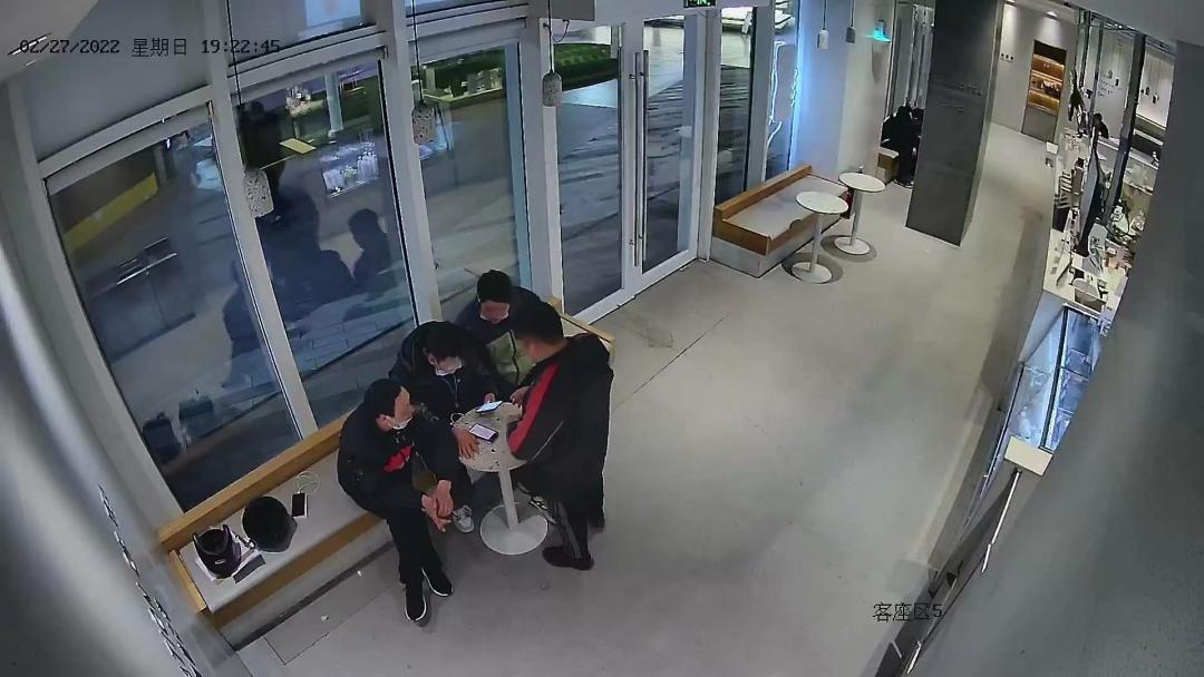 喜茶门店经理与外卖骑手组长合谋套运费13万元，11人被抓