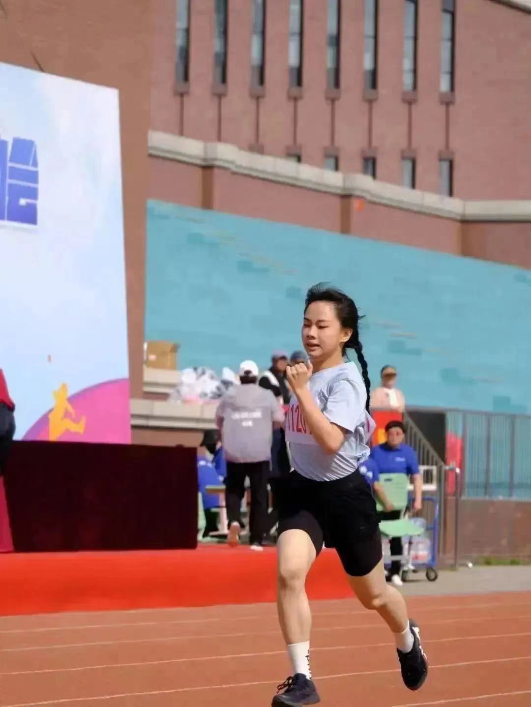 校园运动会开幕式展现青春活力,校园阳光体育运动会