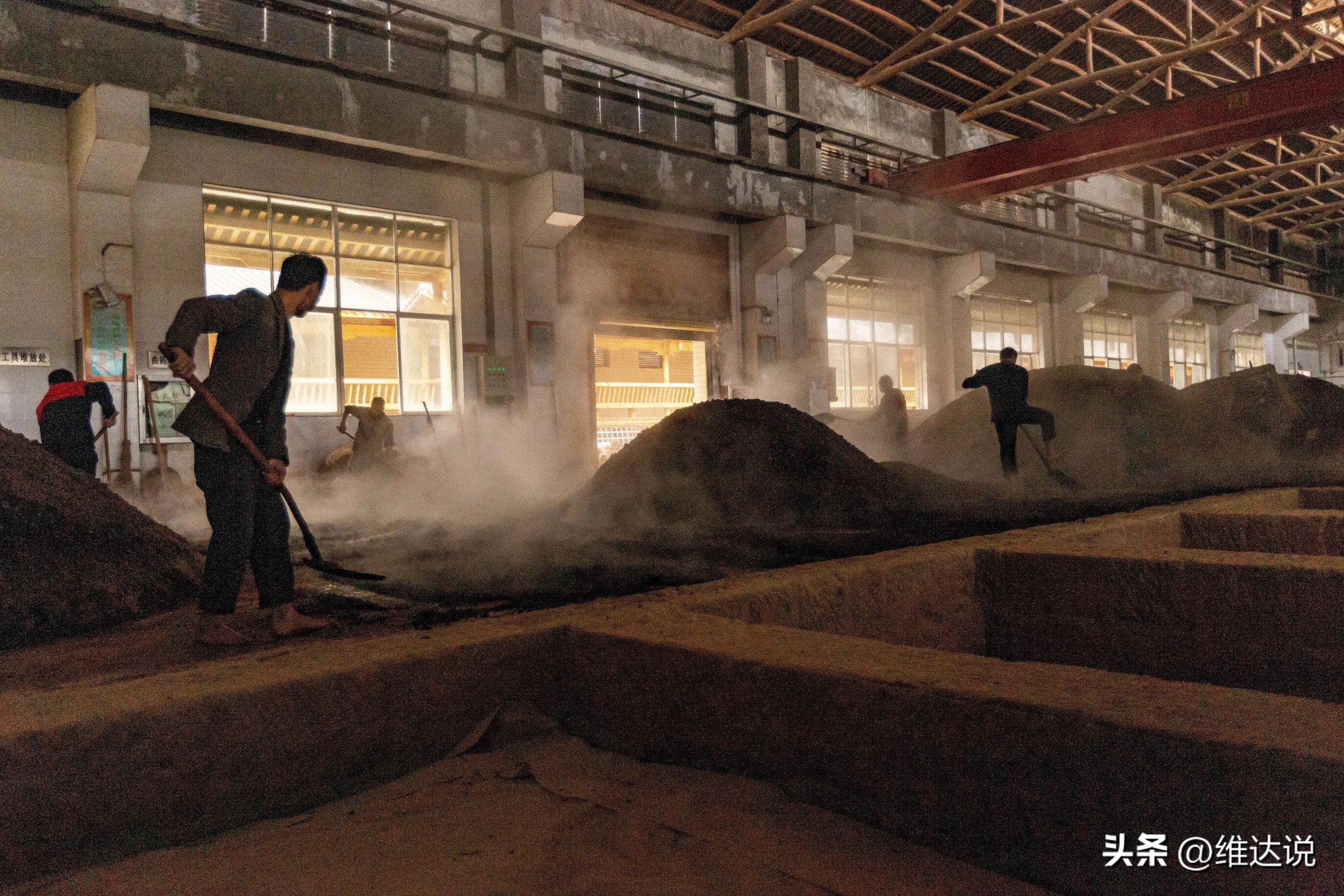 茅台镇是中国著名的酱香酒发源地,茅台镇第一大酒厂