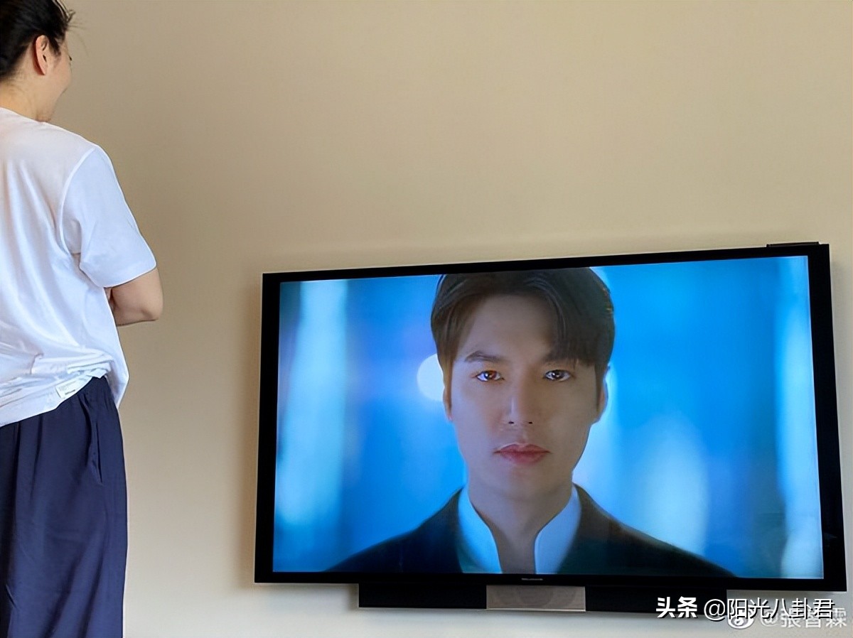 明星同框杨幂和肖战,众女星与谢霆锋合影