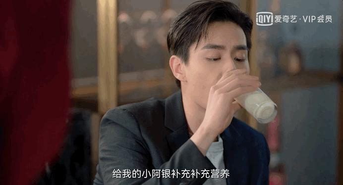 敢问这位男演员是沉浸在民国剧中无法自拔了吗?