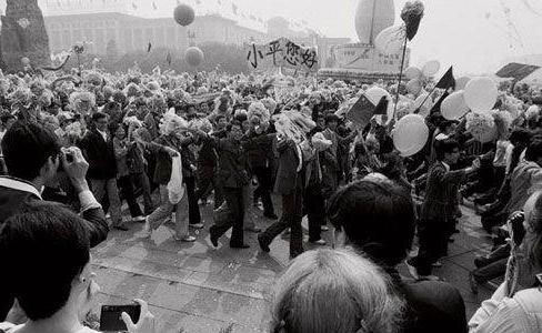 当年“小平您好”4字横幅：横幅用的是床单，笔用的是抹布