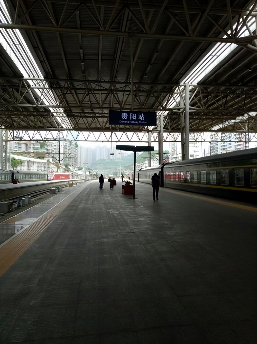 久违了绿皮火车视频,贵阳火车站熟悉的背影