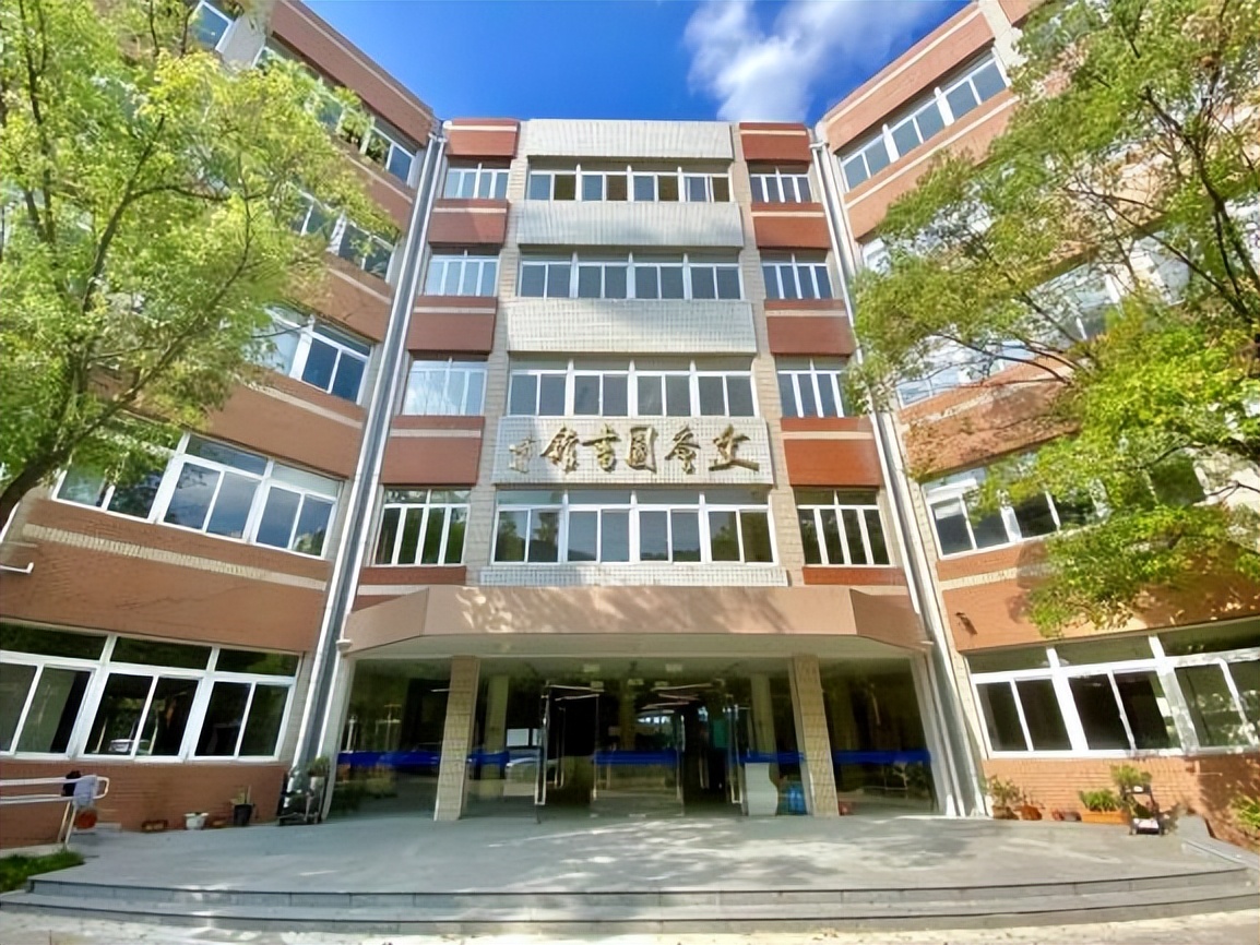 坐拥四大分馆，上海名校“网红地标”惊艳出圈！今天，让我们把“头条”留给它