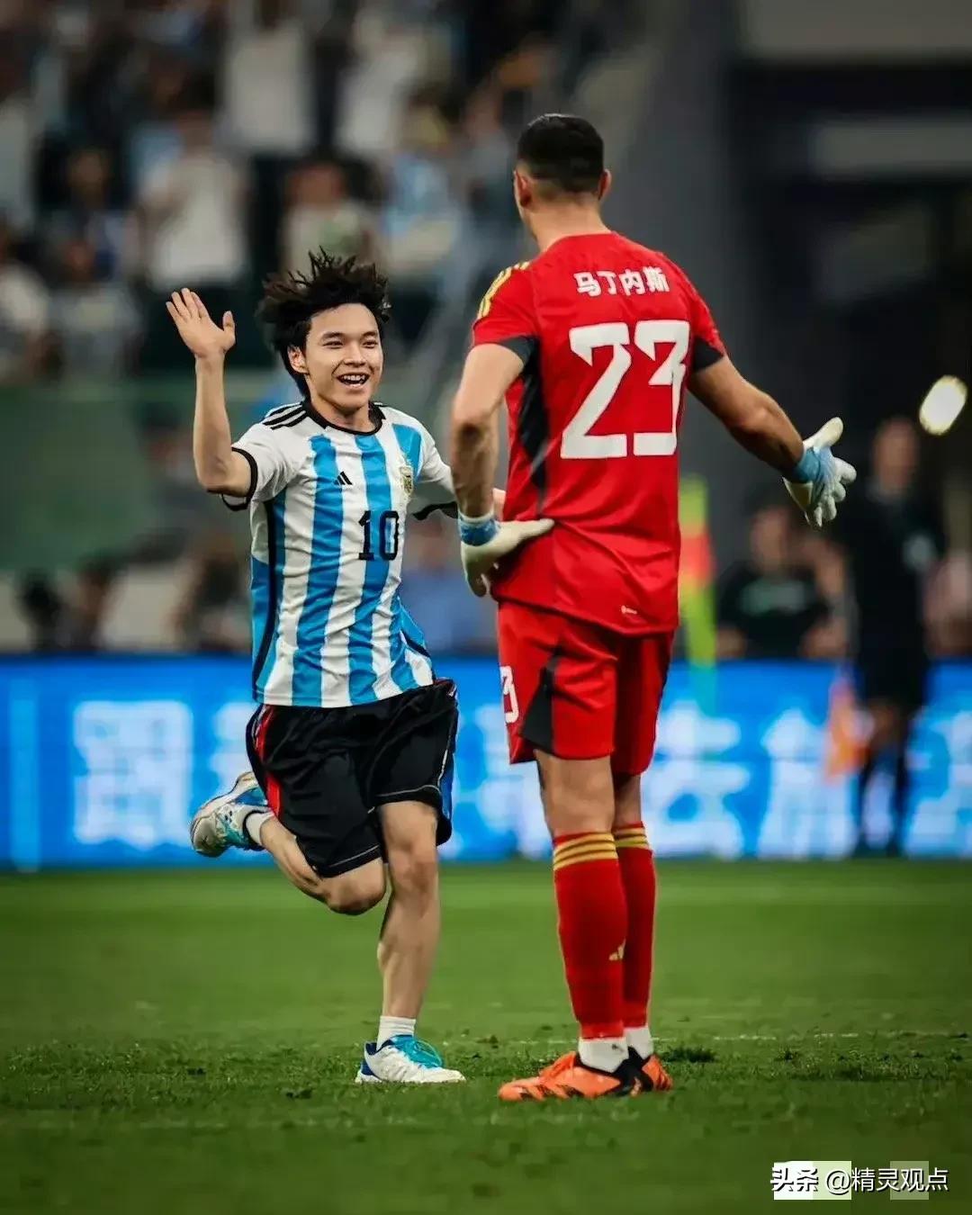 球迷冲入球场拥抱梅西被行拘点评,冲进球场拥抱梅西的道歉视频