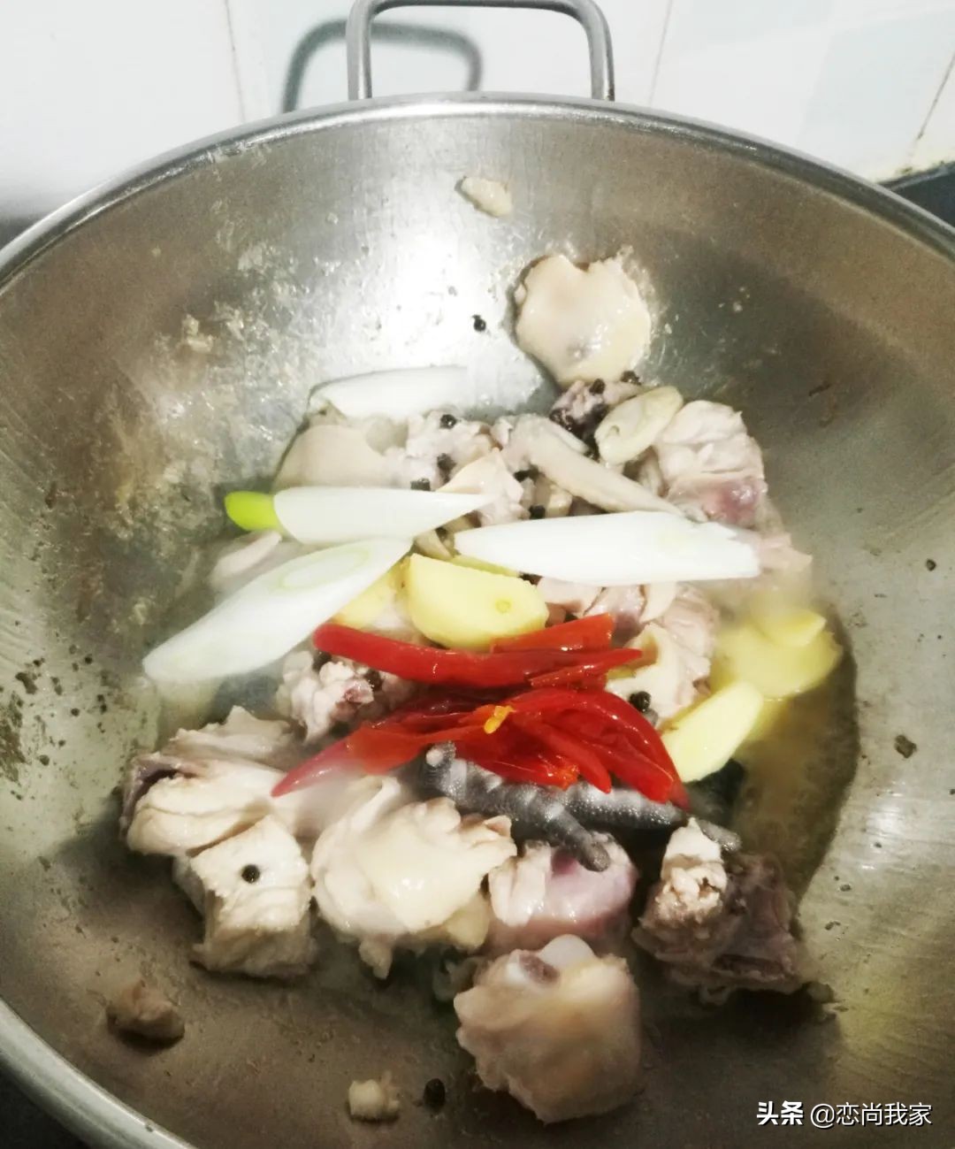 这个泡椒洋葱红烧鸡过年家里聚餐可以有，鸡肉去腥焯水就错了