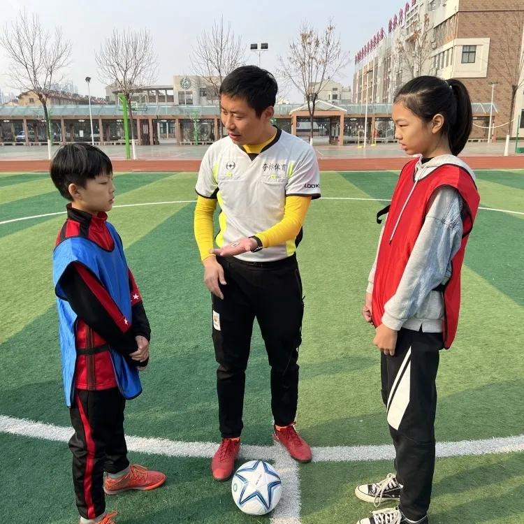 龙泉中心小学足球比赛,龙泉小学校长杯足球比赛