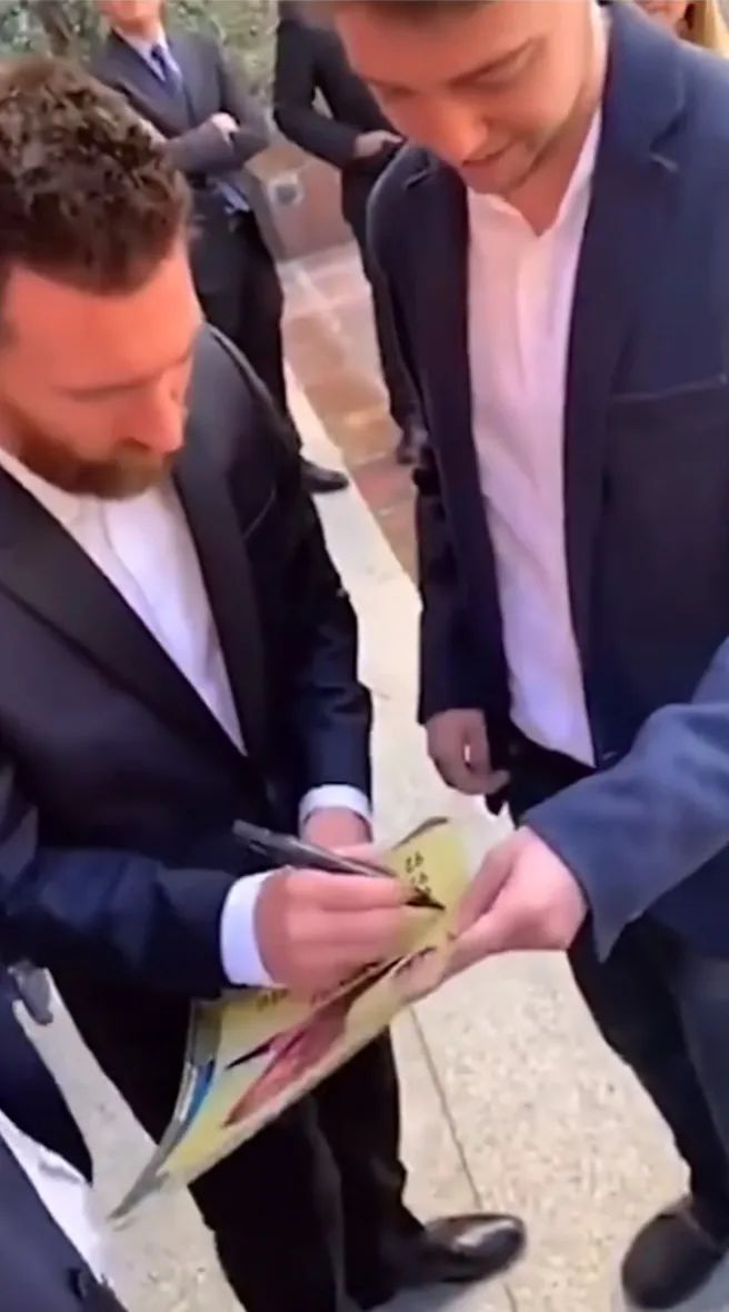 神回复：​当梅西给你签名时笔却没水了，文具店老板是要出意外了。